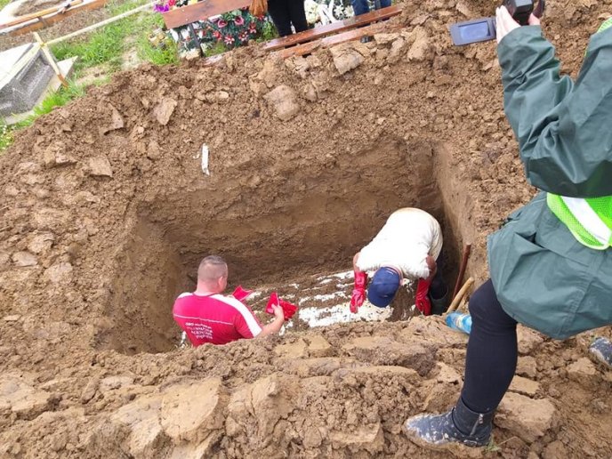 Розкопали могилу та витягли труну: в області провели ексгумацію тіла дівчини, яка загадково загинула – 02
