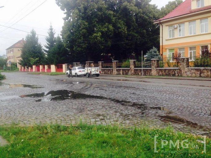 У Мукачеві перекрили рух на вулиці Толстого – 01