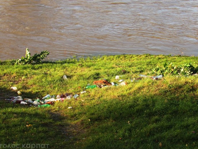 На березі Латориці у Мукачеві з’явилися купи пластикового сміття – 01 На березі Латориці у Мукачеві з’явилися купи пластикового сміття – 01