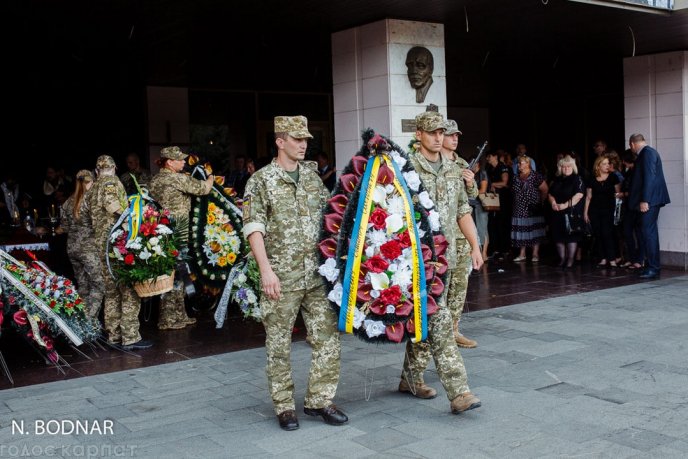 В Ужгороді в останню путь провели військових, які нещодавно трагічно загинули – 03