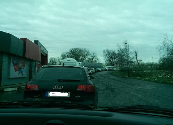 На українсько-угорському кордоні утворилася величезна черга з автомобілів – 01