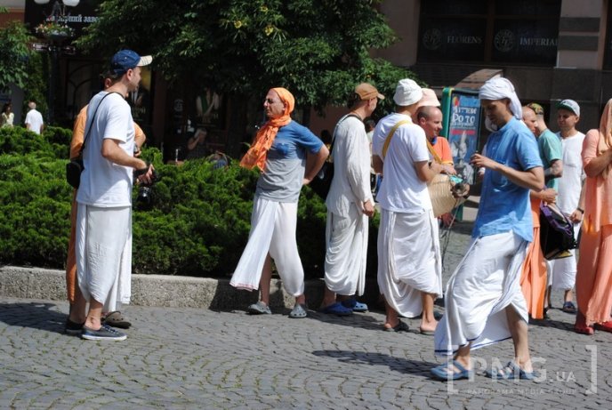 Кришнаїти пройшлись Мукачевом, прославляючи свого духовного наставника – 17
