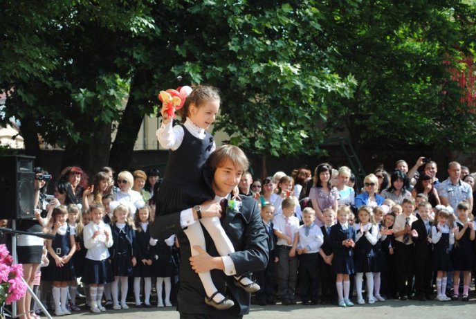 Для одинадцятикласників Мукачева пролунав останній дзвоник (ФОТОРЕПОРТАЖ) – 02 Для одинадцятикласників Мукачева пролунав останній дзвоник (ФОТОРЕПОРТАЖ) – 02
