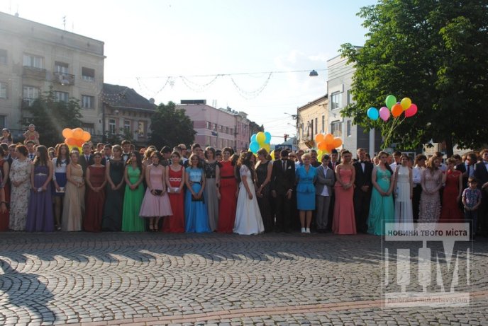У центрі Мукачева відбувся урочистий парад випускників (ФОТО) – 27