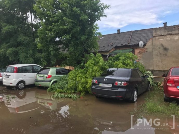 На парковці позаду мукачівської ратуші стіна розтрощила п’ять автівок – 08 На парковці позаду мукачівської ратуші стіна розтрощила п’ять автівок – 08
