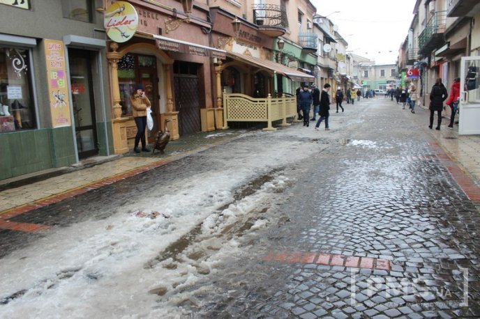 Одна з центральних вулиць Мукачева перетворилась на суцільну калюжу – 15