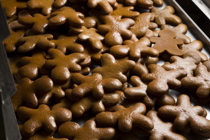 Кондитерський дім "Bondarenko" виготовив дві святкові скульптури: ялинку та Різдвяну гірку – 01