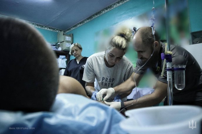 Тут рятують життя воїнів: 128 бригада показала фото зі стабілізаційного пункту – 03 Тут рятують життя воїнів: 128 бригада показала фото зі стабілізаційного пункту – 03