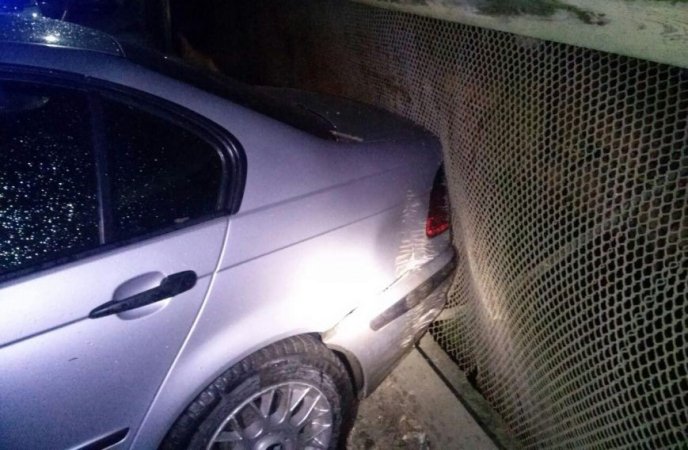 П’яний водій на "БМВ" в’їхав у бетонну огорожу – 03