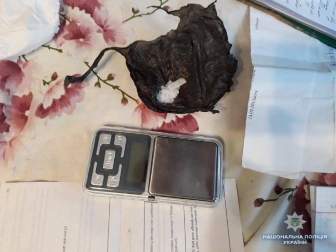 У закарпатця, який переховував нелегалів, знайшли автомобілі, зброю та наркотики – 04