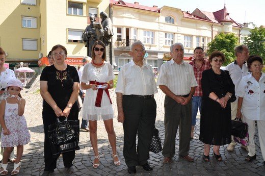 День Незалежності в Мукачеві відзначають під народні пісні та молитву за Україну (ФОТО) – 03