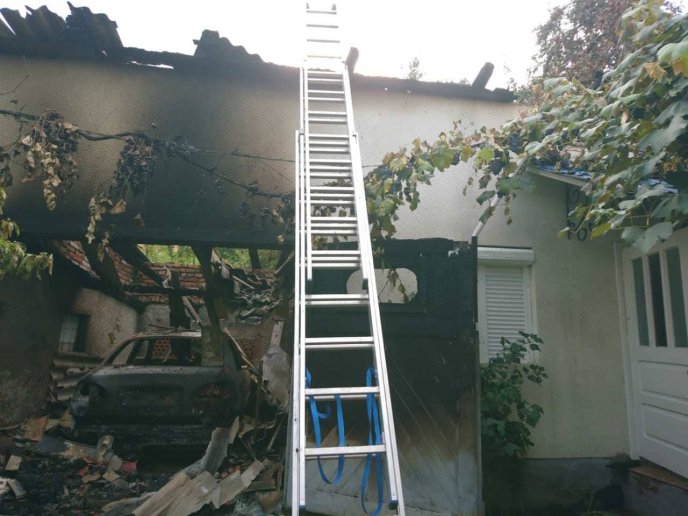 Вночі загорівся гараж: згорів автомобіль – 01