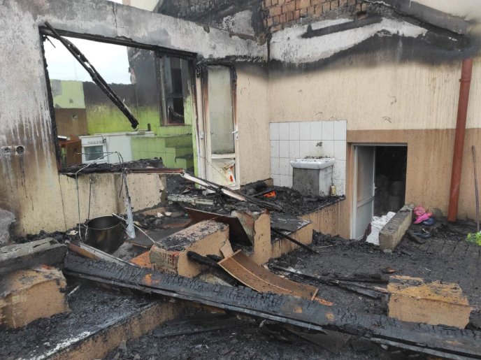 12 чоловік рятували будинок від знищення вогнем: на Хустщині вирувала велика пожежа – 02 12 чоловік рятували будинок від знищення вогнем: на Хустщині вирувала велика пожежа – 02