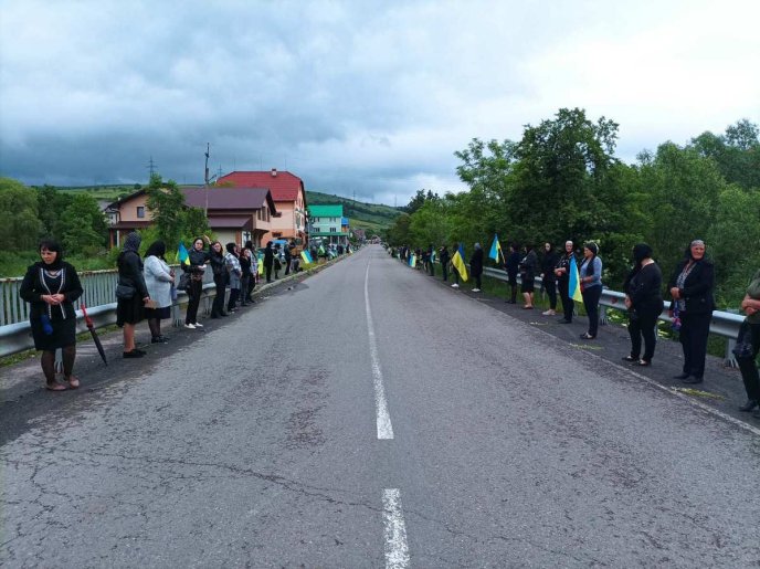 Одна з громад Закарпаття попрощалась із загиблим захисником – 02