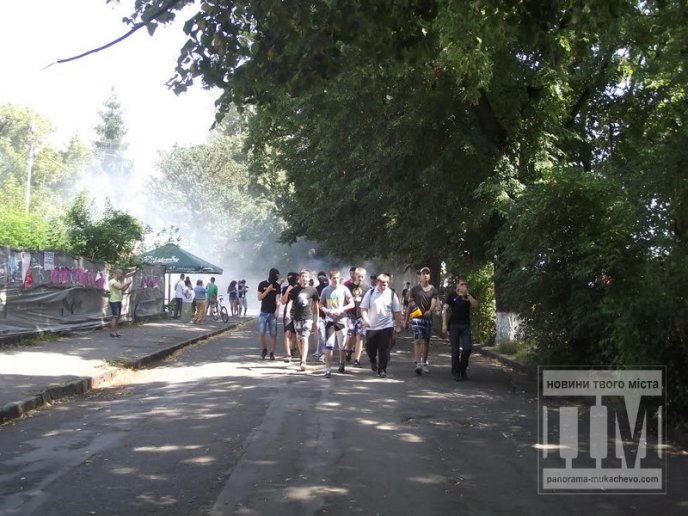 "Путін ...йло", – ужгородські та львівські фани заспівали відому пісню про керманича Росії (ФОТО, ВІДЕО) – 04