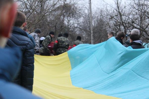 На колінах зі сльозами на очах полеглого "кіборга" зустріли мешканці рідної Ільниці (ФОТО) – 11