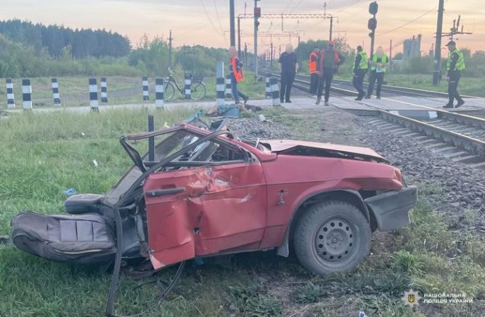 Потяг «Ужгород-Харків» зіткнувся з автомобілем. Загинули двоє братів – 01 Поїзд «Ужгород-Харків» наїхав на авто
