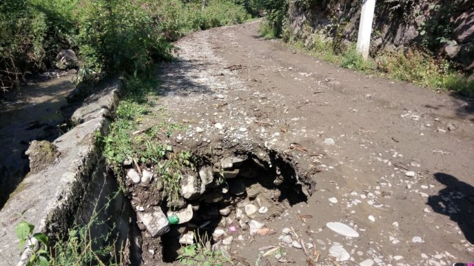 У Рахів із Ужгорода й Хуста виїхала спецтехніка для очистки замулених комунікацій – 03