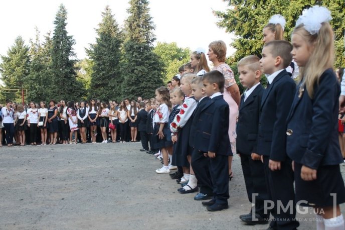 НВК "Гармонія" урочисто відзначила свято Першого вересня лінійкою у вишиванках – 36