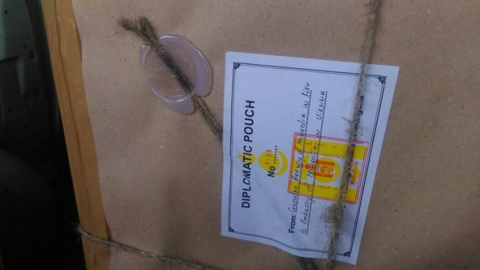 Дипломатичний скандал: монгольський дипломат перевозив велику партію сигарет – 05