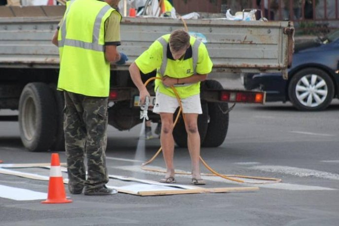 У Мукачеві оновлюють дорожню розмітку вулиць – 02