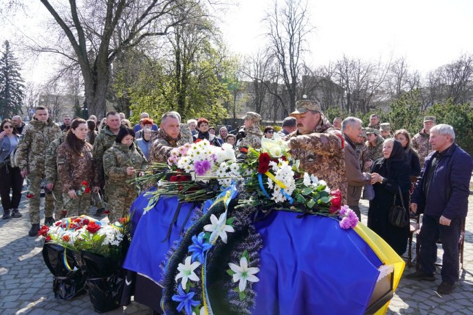 В обласному центрі провели в останню путь полеглого воїна – 03