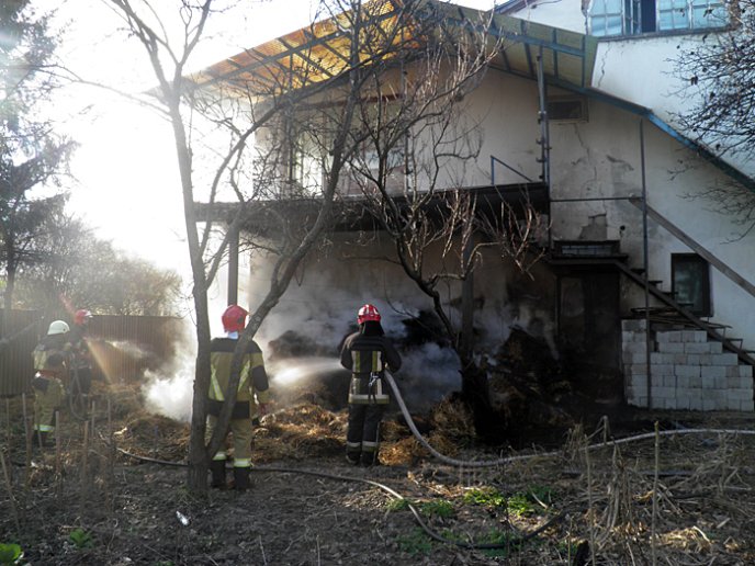 Ужгородські рятувальники ліквідували пожежу на території приватного господарства – 05