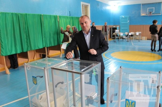 Кандидат від "Партії регіонів" Вячеслав Шутко проголосував на дільниці у ЗОШ №4 (ФОТО) – 11 Кандидат від "Партії регіонів" Вячеслав Шутко проголосував на дільниці у ЗОШ №4 (ФОТО) – 11