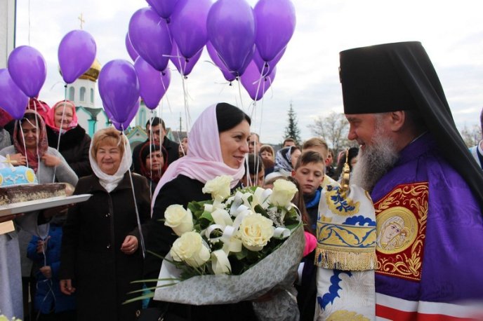 Архієпископу Феодору – 50: іменинника вітали перед богослужінням на Червоній горі – 07