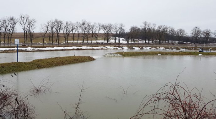 На Мукачівщині розлилася річка Стара: є ймовірність підтоплення траси "Київ-Чоп" – 01