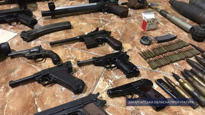 Дівчину незаконно утримували в помешканні: знаний ужгородець потрапив у скандал – 04