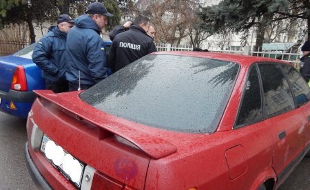 Камери зафіксували момент проникнення в чуже авто – 02