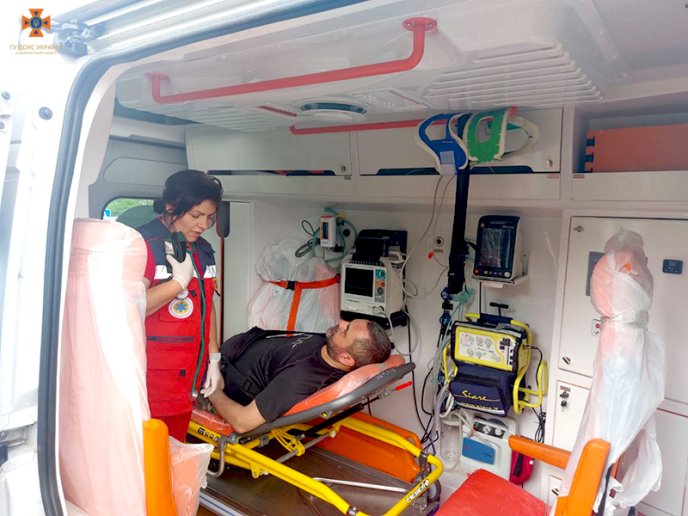 Рятувальники показали фото, як йшли на допомогу зниклому грибникові – 03