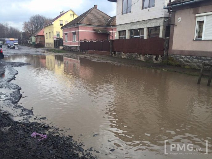 Окремі вулиці, тротуари та частина набережної Мукачева – у воді. Люди не приховують обурення – 03 Окремі вулиці, тротуари та частина набережної Мукачева – у воді. Люди не приховують обурення – 03