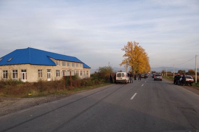 Під колесами авто трагічно загинув велосипедист. ЗМІ повідомляють про шалену швидкість автівки – 01