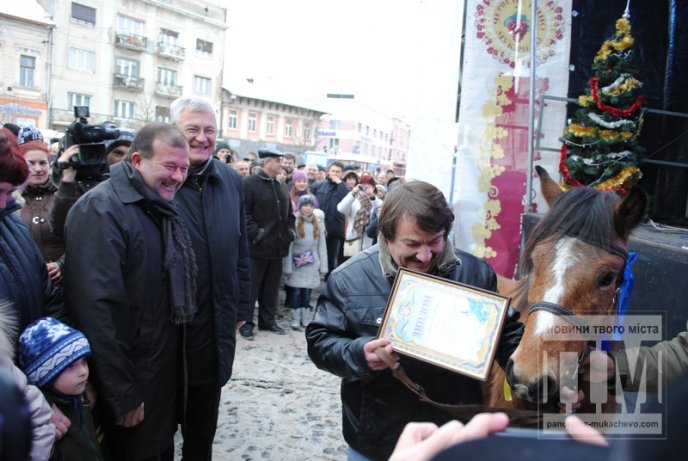 Переможцем цьогорічного фестивалю "Червене вино - 2013" став Василь Лендьєл з міста Мукачева (ФОТО) – 17 Переможцем цьогорічного фестивалю "Червене вино - 2013" став Василь Лендьєл з міста Мукачева (ФОТО) – 17