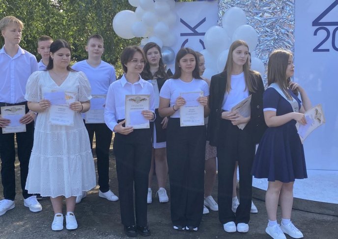 У школах Мукачівської громади пролунав останній дзвоник – 03