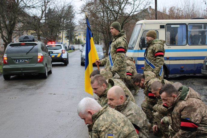 Закарпатця, який загинув на Донеччині, зустріли «живим» коридором – 01