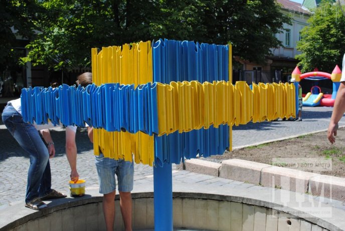 Фонтан у центрі Мукачева став жовто-блакитним (ФОТО) – 15