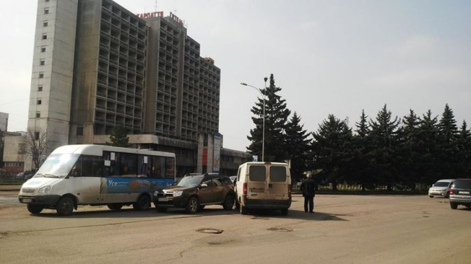 Позашляховик зіткнувся в Ужгороді з мікроавтобусом – 02