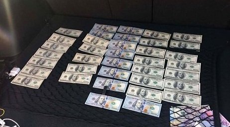 На Закарпатті під час отримання хабара у кілька тисяч доларів затримали посадовця – 01