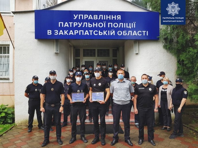 Двох закарпатських патрульних відзначили за сміливий вчинок – 01