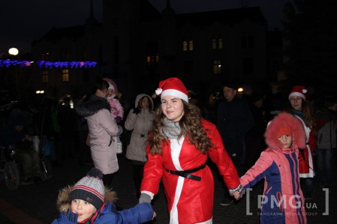 У Мукачеві засяяли вогні головної новорічної ялинки міста – 07