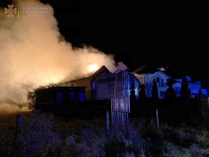 На Закарпатті блискавка вдарила в будинок та спровокувала велику пожежу – 04