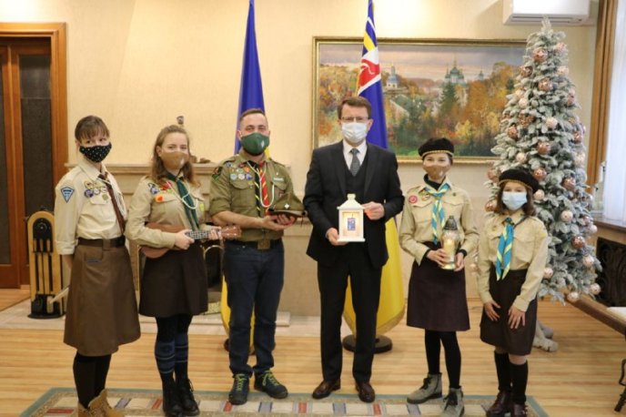 Вифлеємський вогонь миру передали Закарпатській ОДА – 03