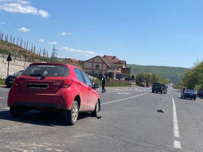 Поблизу одного з ужгородських ресторанів зіткнулися Toyota і Range Rover – 01