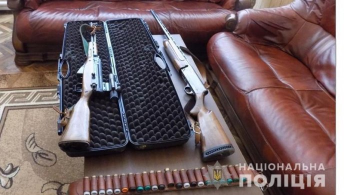 Двоє чоловіків проникли до будинку та вкрали звідти зброю – 02
