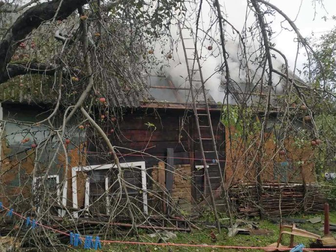 У Тячівському районі горів дерев’яний будинок – 01