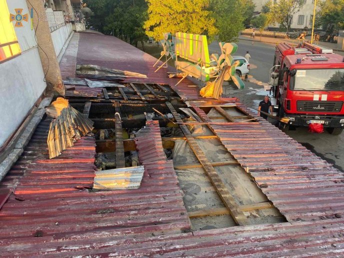 Горів супермаркет ALMA. Рятувальники показали фото – 04