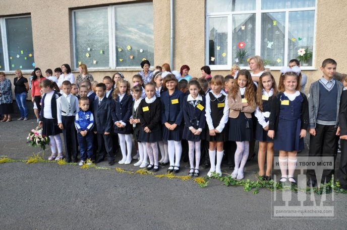 У Мукачівській ЗОШ №7 відбулось урочисте свято Першого дзвоника (ФОТОРЕПОРТАЖ) – 04